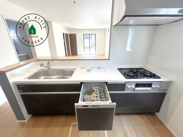 糸島市前原中央3丁目第1-3棟（1号棟）の内観：施工例|キッチン。グリル・食器洗い乾燥機・浄水器も完備。