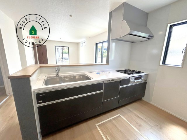 糸島市前原中央3丁目第1-3棟（1号棟）の内観：施工例|ダイニングテーブルへの配膳がラクラク、お料理はかどるカウンター付きシステムキッチン！