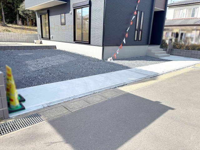 水戸市姫子4期　新築戸建て　1号棟の駐車場|カースペースは3台完備。ゲスト用のスペースも確保できますね♪