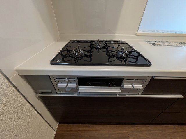 八王子市　下恩方町　新築一戸建て　１６期のキッチン|～３口コンロと広い調理台でお料理が捗ります～