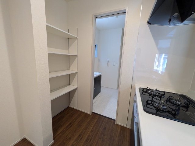 八王子市　下恩方町　新築一戸建て　１６期のキッチン|～キッチン背面には便利な可動棚を設置～