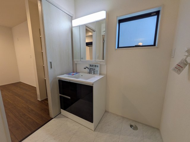 八王子市　下恩方町　新築一戸建て　１６期の独立洗面台|～３面鏡付きの独立洗面台　細々している物をスッキリ収納出来ます～