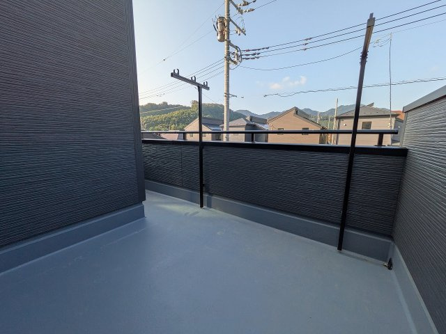 八王子市　下恩方町　新築一戸建て　１６期のバルコニー|～開放感のあるバルコニー　陽当たり良好、洗濯物がよく乾きそうです～
