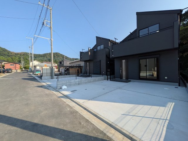 八王子市　下恩方町　新築一戸建て　１６期の前面道路含む現地写真|～南西側6m道路に面しています～