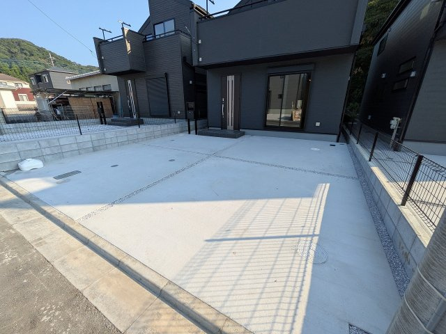 八王子市　下恩方町　新築一戸建て　１６期の駐車場|～並列2台駐車可能カースペース付き～