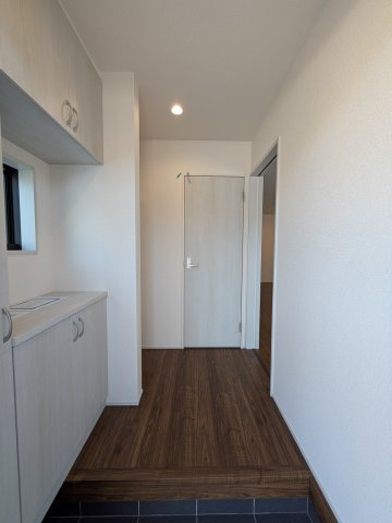 八王子市　下恩方町　新築一戸建て　１６期の玄関|～開放感のある玄関ホール～