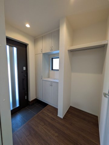 八王子市　下恩方町　新築一戸建て　１６期の玄関|～玄関にはコート掛けを設置済～