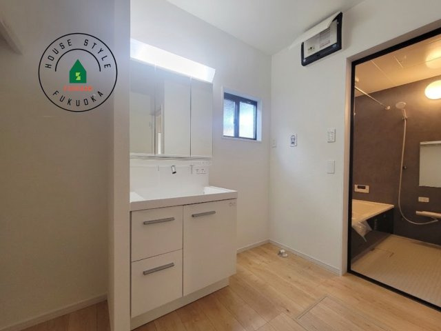 糸島市前原中央3丁目第1-3棟（2号棟）の内観：施工例|ゆとりの洗面スペースで朝の身支度もスムーズに。暮らしを快適に変えるシャワー付洗面台です！