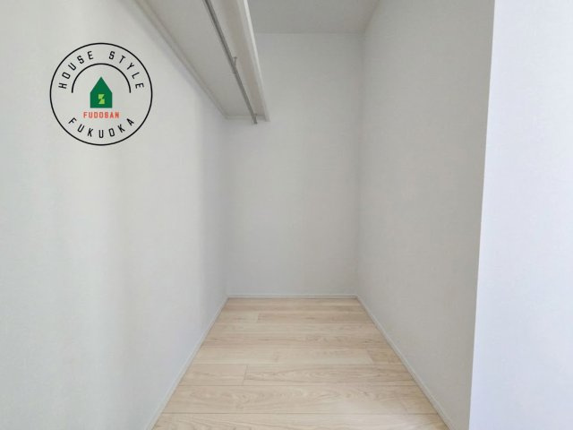 糸島市前原中央3丁目第1-3棟（2号棟）の内観：施工例|洋服や大きな荷物が多い方や人数の多いご家族などは、一般的なクローゼットよりもウォークインクローゼットのほうが使い勝手が良いです。