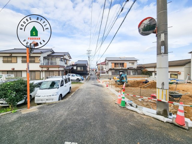 糸島市前原中央3丁目第1-3棟（2号棟）の前面道路含む現地写真|前面道路は閑静な住宅地をはしる車通りの少ない道路。お車の出し入れが苦手なママや小さなお子様にも安心ですね。しっかり舗装もされているので、ベビーカーや自転車で通っても快適に通行できます。