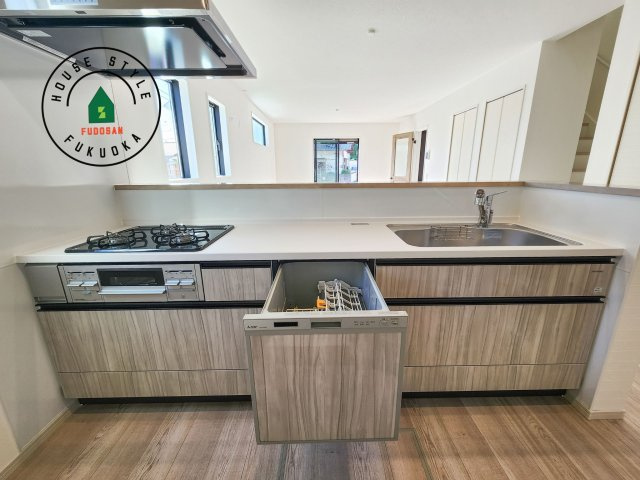 糸島市前原中央3丁目第1-3棟（2号棟）の内観：施工例|キッチン。グリル・食器洗い乾燥機・浄水器も完備。
