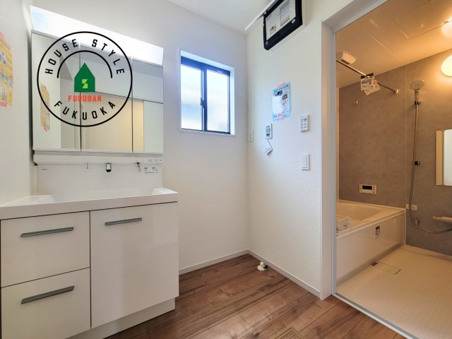 糟屋郡宇美町若草1丁目第4-3棟(3号棟)の脱衣所|ゆとりの洗面スペースで朝の身支度もスムーズに。暮らしを快適に変えるシャワー付洗面台です！