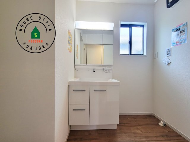 糟屋郡宇美町若草1丁目第4-3棟(3号棟)の独立洗面台|毎日使うものだから清潔な空間を保ちたい水回り。洗面にはそんな願いを解消させてくれる収納アイデアが満載です。三面鏡の裏側にはキャビネットが現れ小物から背の高い物まで収納できます。