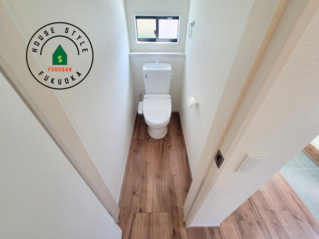 糟屋郡宇美町若草1丁目第4-3棟(3号棟)のトイレ|温水洗浄便座を完備しております。2ヶ所にトイレがあるのは朝の慌ただしい時間も安心です。