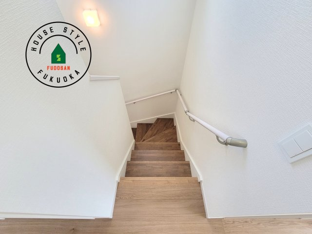 糟屋郡宇美町若草1丁目第4-3棟(3号棟)の内装|＜手すり付階段＞手すりがないと階段の昇り降りで危険なことはもちろん、壁に手をつきながら歩くことで壁紙が汚れやすくなります。すべての方に快適に昇り降りしていただくため、手すりを設置しました。