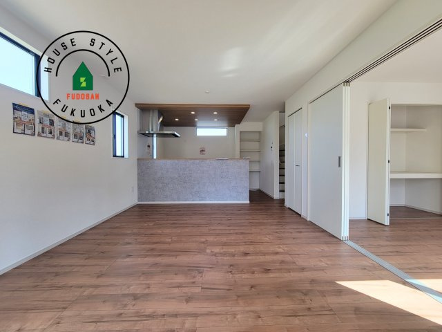 糟屋郡宇美町若草1丁目第4-3棟(3号棟)の居間・リビング|キッチンからリビングをしっかり確認できます。家族の笑顔があふれる空間になりそうですね。