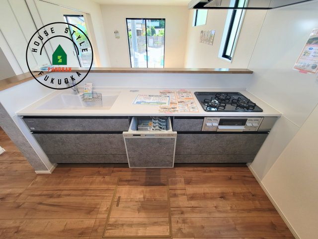 糟屋郡宇美町若草1丁目第4-3棟(3号棟)のキッチン|ご家族を近くに感じられる対面キッチンのLDK。会話もはずみそうですね。