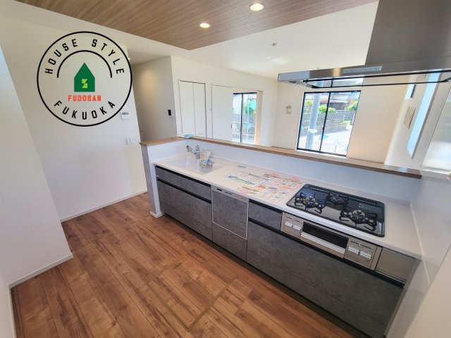 糟屋郡宇美町若草1丁目第4-3棟(3号棟)のキッチン|ダイニングテーブルへの配膳がラクラク、お料理はかどるカウンター付きシステムキッチン！