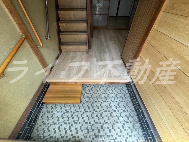 東大阪市花園東町１丁目のテラスの玄関|きれいな玄関です