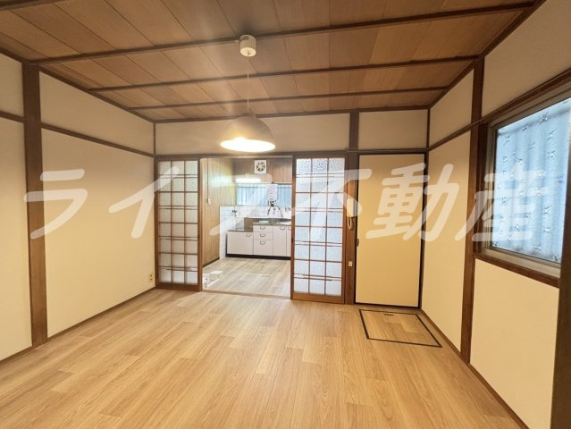 東大阪市花園東町１丁目のテラスの居間・リビング|こちらのリビングで趣味の時間をお楽しみください