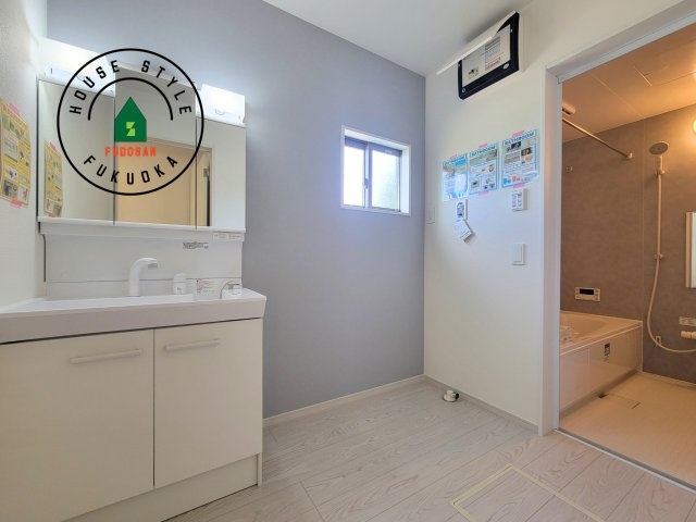 糟屋郡宇美町若草1丁目第4-3棟(4号棟)の脱衣所|ゆとりの洗面スペースで朝の身支度もスムーズに。暮らしを快適に変えるシャワー付洗面台です！