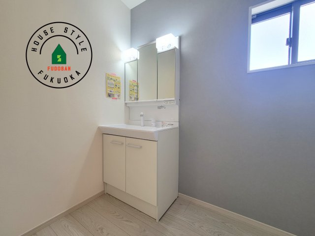 糟屋郡宇美町若草1丁目第4-3棟(4号棟)の独立洗面台|毎日使うものだから清潔な空間を保ちたい水回り。洗面にはそんな願いを解消させてくれる収納アイデアが満載です。三面鏡の裏側にはキャビネットが現れ小物から背の高い物まで収納できます。