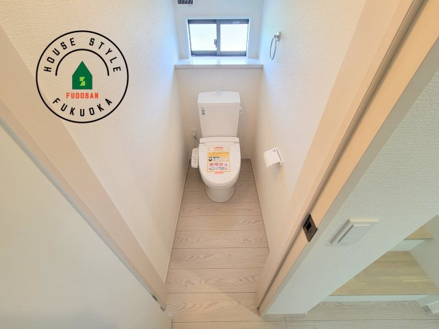 糟屋郡宇美町若草1丁目第4-3棟(4号棟)のトイレ|温水洗浄便座を完備しております。2ヶ所にトイレがあるのは朝の慌ただしい時間も安心です。