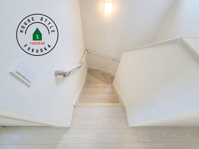 糟屋郡宇美町若草1丁目第4-3棟(4号棟)の内装|＜手すり付階段＞手すりがないと階段の昇り降りで危険なことはもちろん、壁に手をつきながら歩くことで壁紙が汚れやすくなります。すべての方に快適に昇り降りしていただくため、手すりを設置しました。
