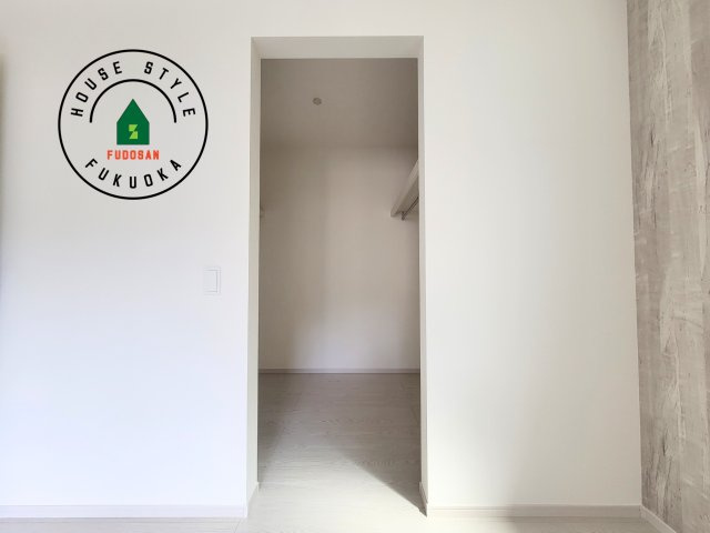 糟屋郡宇美町若草1丁目第4-3棟(4号棟)の収納|洋服や大きな荷物が多い方や人数の多いご家族などは、一般的なクローゼットよりもウォークインクローゼットのほうが使い勝手が良いです。