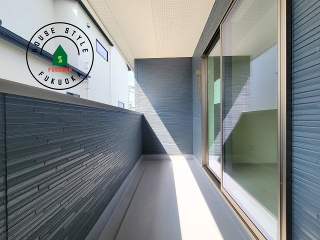 糟屋郡宇美町若草1丁目第4-3棟(4号棟)のバルコニー|風をしっかりと感じられるバルコニーでは、毎日が洗濯日和です。広々としているので洗濯も楽しくなるでしょうし、気分転換にバルコニーからの眺めを楽しむのもいいでしょう。