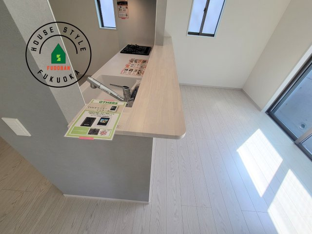 糟屋郡宇美町若草1丁目第4-3棟(4号棟)のダイニング|キッチンから立ち込める香りが今日の料理を期待させます。