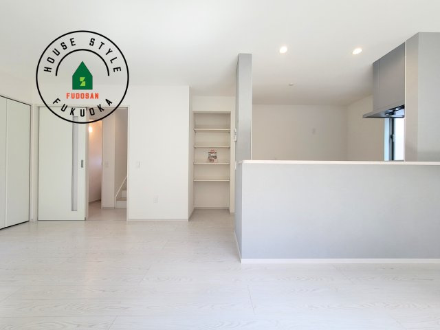 糟屋郡宇美町若草1丁目第4-3棟(4号棟)の居間・リビング|キッチンからリビングをしっかり確認できます。家族の笑顔があふれる空間になりそうですね。