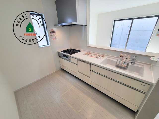 糟屋郡宇美町若草1丁目第4-3棟(4号棟)のキッチン|ダイニングテーブルへの配膳がラクラク、お料理はかどるカウンター付きシステムキッチン！