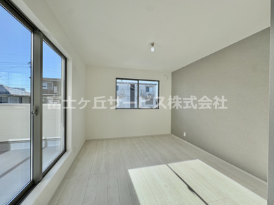 【寝室】 | 豊橋市柱二番町 2期 新築一戸建て 2号棟 | 開放的な寝室です