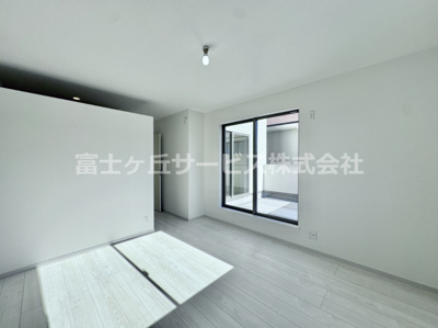 【寝室】 | 豊橋市柱二番町 2期 新築一戸建て 2号棟 | 落ち着いて過ごせるお部屋なので、寝室にいかがでしょうか