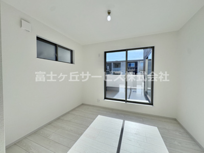 【洋室】 | 豊橋市柱二番町 2期 新築一戸建て 2号棟 | 落ち着いた色調の洋室です