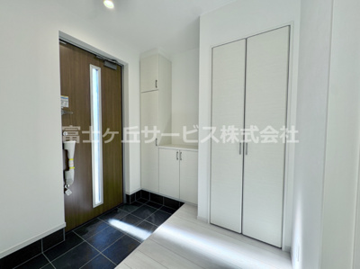【玄関】 | 豊橋市柱二番町 2期 新築一戸建て 2号棟 | 収納もある玄関です