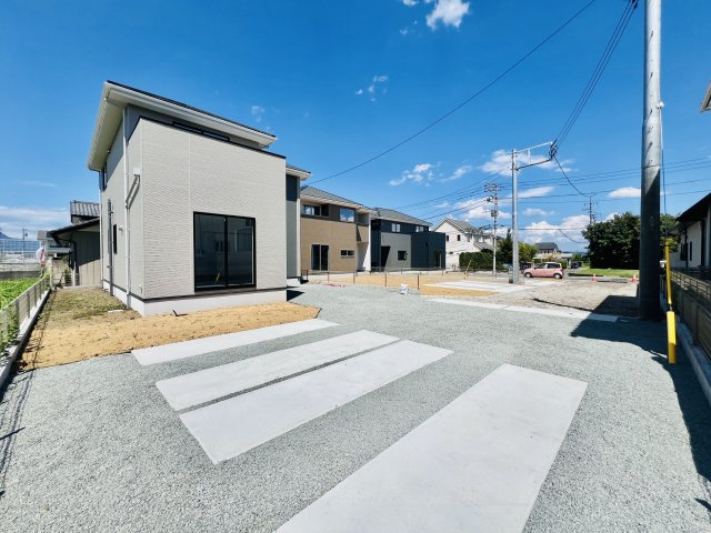 北群馬郡吉岡町の前面道路含む現地写真|敷地内で駐車も楽々♪