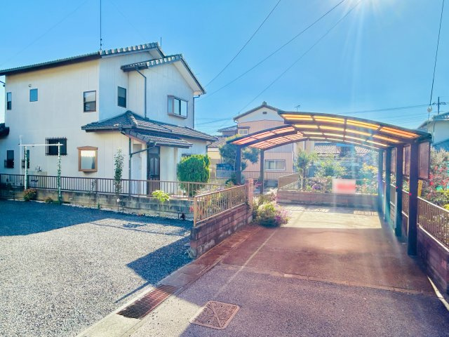 太田市市場町の駐車場|カーポート付きの駐車スペースはお車2台可能です♪