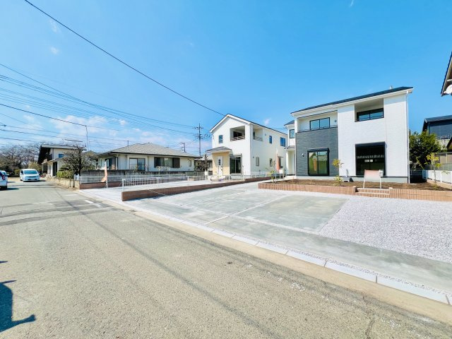 前橋緑が丘の前面道路含む現地写真|間口も広く駐車も楽々♪