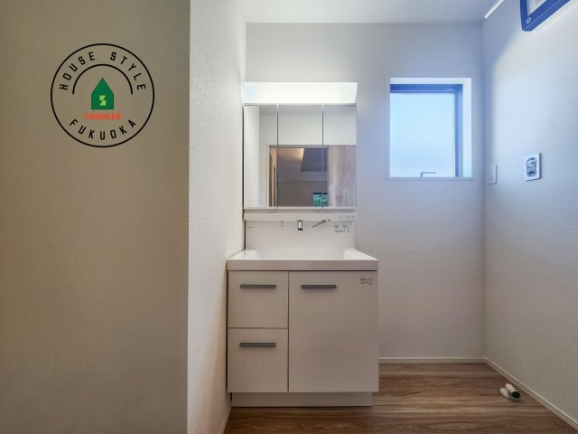 糟屋郡篠栗町中央6丁目第3-1棟（1号棟）の独立洗面台|毎日使うものだから清潔な空間を保ちたい水回り。洗面にはそんな願いを解消させてくれる収納アイデアが満載です。三面鏡の裏側にはキャビネットが現れ小物から背の高い物まで収納できます。