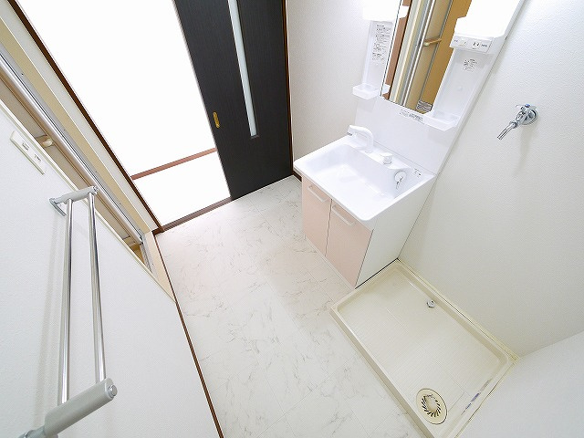 レフィナード・ラ・シャレー生駒の独立洗面台