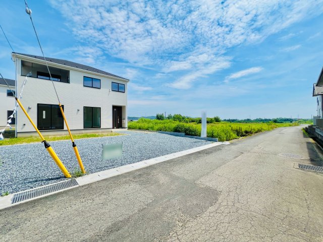 前橋市吉井町池の前面道路含む現地写真|敷地広々で駐車も楽々♪