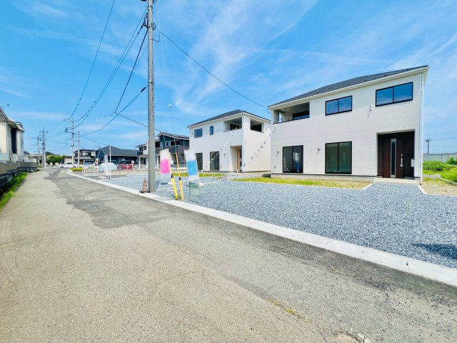 前橋市吉井町池の前面道路含む現地写真|間口も広く駐車が苦手な方にもおススメ♪