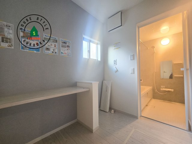 福岡市南区曰佐5丁目第3-2棟(2号棟)の内観：施工例|ゆとりの洗面スペースで朝の身支度もスムーズに。暮らしを快適に変えるシャワー付洗面台です！