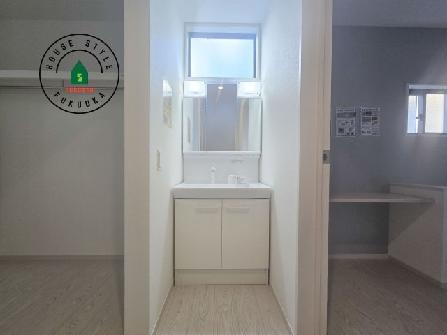 福岡市南区曰佐5丁目第3-2棟(2号棟)の内観：施工例|毎日使うものだから清潔な空間を保ちたい水回り。洗面にはそんな願いを解消させてくれる収納アイデアが満載です。三面鏡の裏側にはキャビネットが現れ小物から背の高い物まで収納できます。