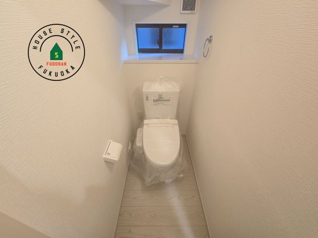 福岡市南区曰佐5丁目第3-2棟(2号棟)の内観：施工例|温水洗浄便座を完備しております。2ヶ所にトイレがあるのは朝の慌ただしい時間も安心です。