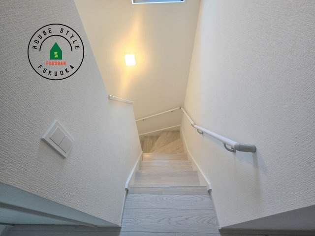 福岡市南区曰佐5丁目第3-2棟(2号棟)の内観：施工例|階段からも明るい光が入ります。採光や通風も階段の重要な役割です。