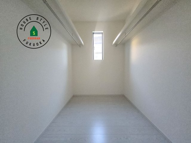 福岡市南区曰佐5丁目第3-2棟(2号棟)の内観：施工例|洋服や大きな荷物が多い方や人数の多いご家族などは、一般的なクローゼットよりもウォークインクローゼットのほうが使い勝手が良いです。