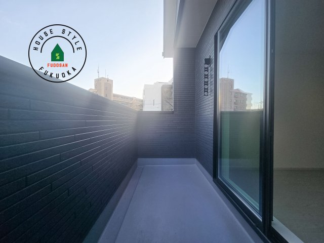 福岡市南区曰佐5丁目第3-2棟(2号棟)の外観：施工例|風をしっかりと感じられるバルコニーでは、毎日が洗濯日和です。広々としているので洗濯も楽しくなるでしょうし、気分転換にバルコニーからの眺めを楽しむのもいいでしょう。